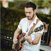 Profesor de música dirigido a niños desde los 9 años en adelante